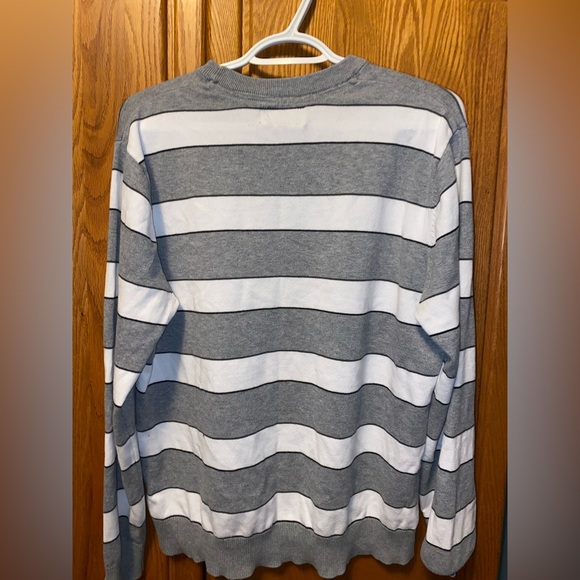 Striped sweater. Brand: Billabong. Size: Women’s large. Colour: white and grey. - Picture 2 of 3